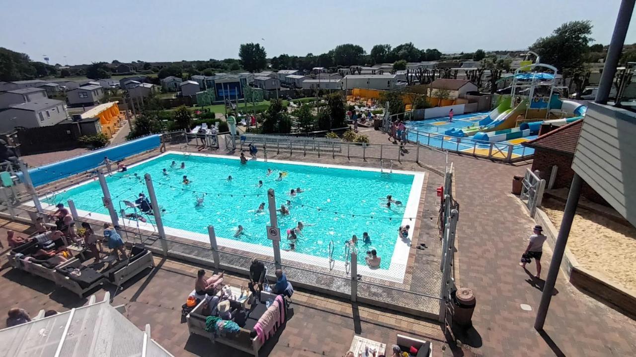 Carnaby Holiday Caravan, West Sands, Selsey Extérieur photo
